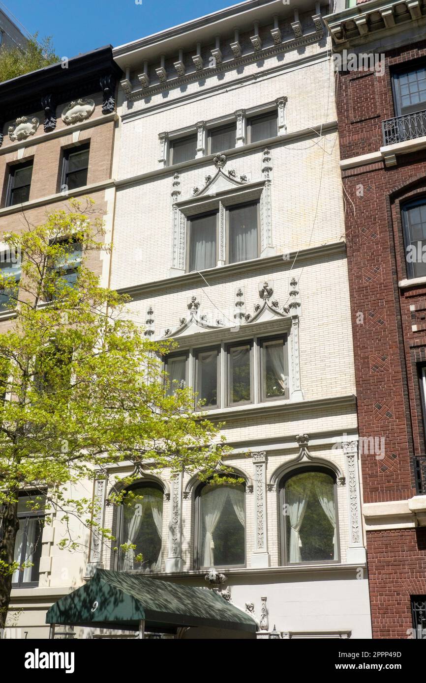 Belle ligne de grès brun E. 80th Street à New York City, USA 2023 Banque D'Images