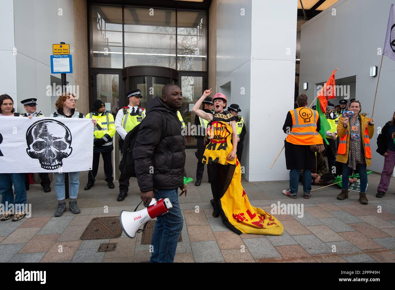 Londres, Royaume-Uni. 24th avril 2023. XR manifestants devant le siège de Shell à Londres. À la fin d'une action de quatre jours par l'extinction rébellion, le Big One, Unite to survive, des milliers ont défilé de la Cour suprême après Downing Street, Trafalgar Square, le long de The Strand et sur le QG de Shell dans la marche pour mettre fin aux combustibles fossiles. Les manifestants chantaient Shell must Fall. Crédit : Maureen McLean/Alay Live News Banque D'Images