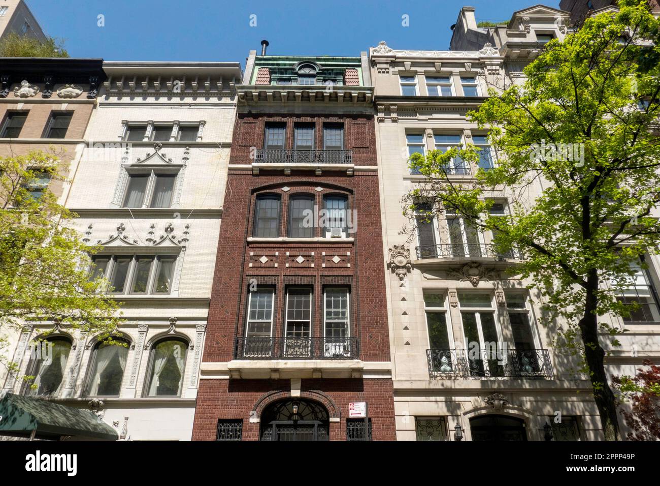 Belle ligne de grès brun E. 80th Street à New York City, USA 2023 Banque D'Images