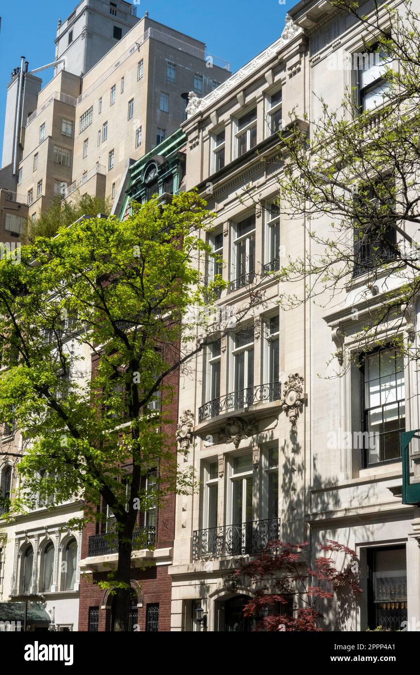 Belle ligne de grès brun E. 80th Street à New York City, USA 2023 Banque D'Images