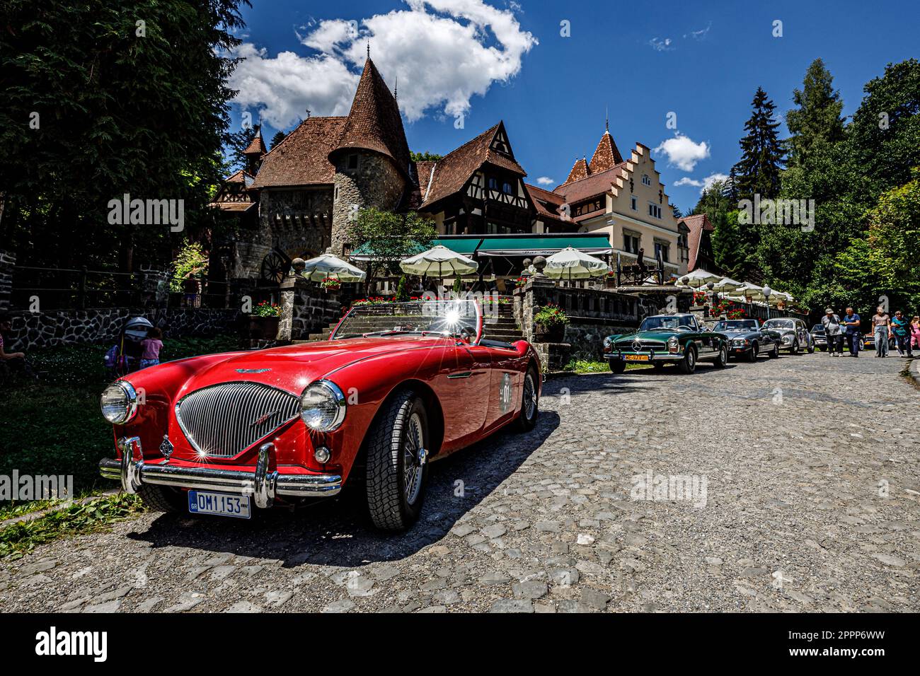 La voiture rétro de transylvanie fait un rallye au château de Peles en Roumanie Banque D'Images
