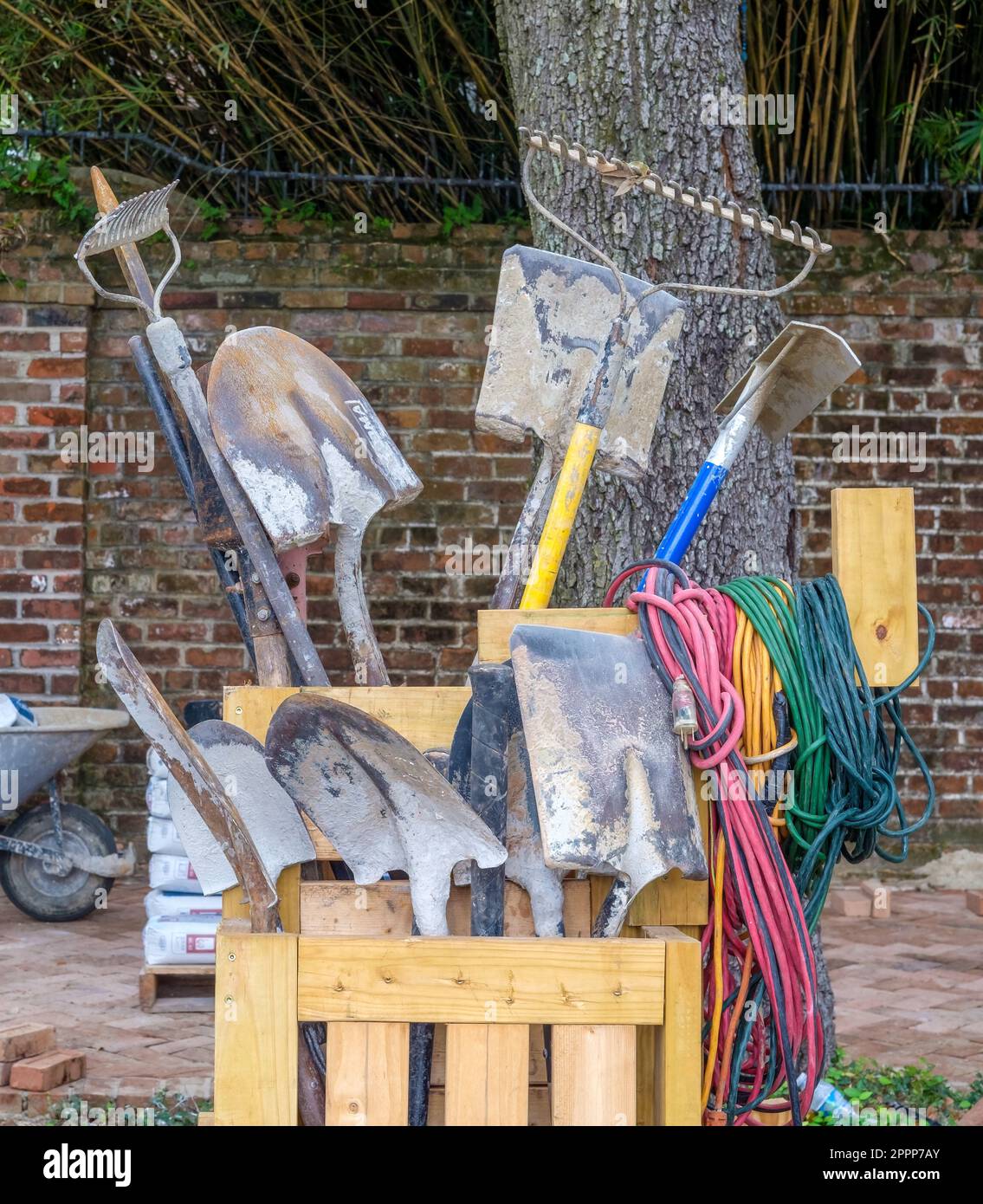 Collection extérieure d'outils de jardinage dans une boîte en bois pour un projet d'aménagement paysager Banque D'Images