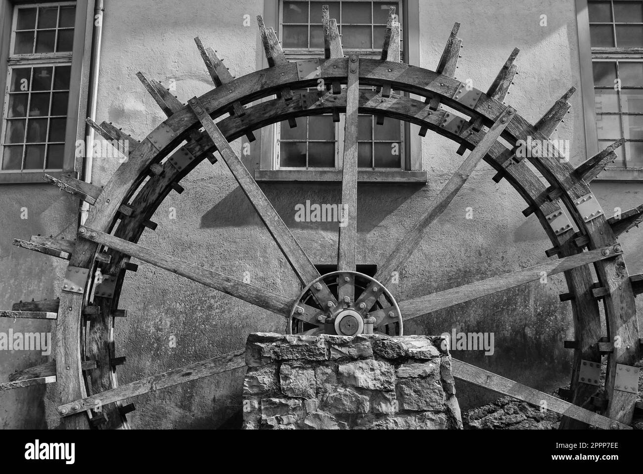 L'ancien moulin à eau et roue d'eau aux chutes du Rhin Banque D'Images