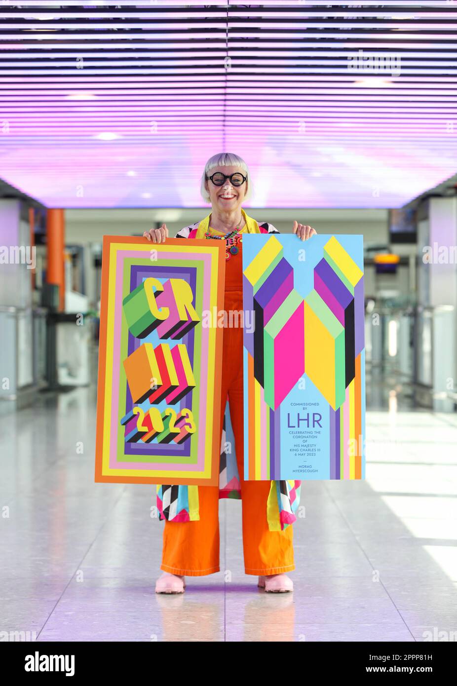 USAGE ÉDITORIAL SEUL l’artiste Morag Myerscough dévoile le porte-bagages commémoratif de Heathrow qu’elle a été conçue pour célébrer le couronnement du roi Charles III, qui sera remis aux passagers de 1-10 mai. Date de la photo: Lundi 24 avril 2023. Banque D'Images