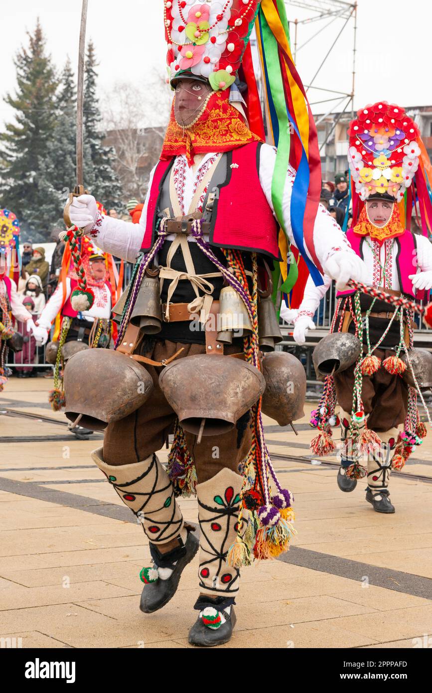 Danseuses kukeri avec des masques colorés du centre de la Bulgarie appelé danse Startsi à la Surva International Masquerade and Mummers Festival à Pernik, Banque D'Images