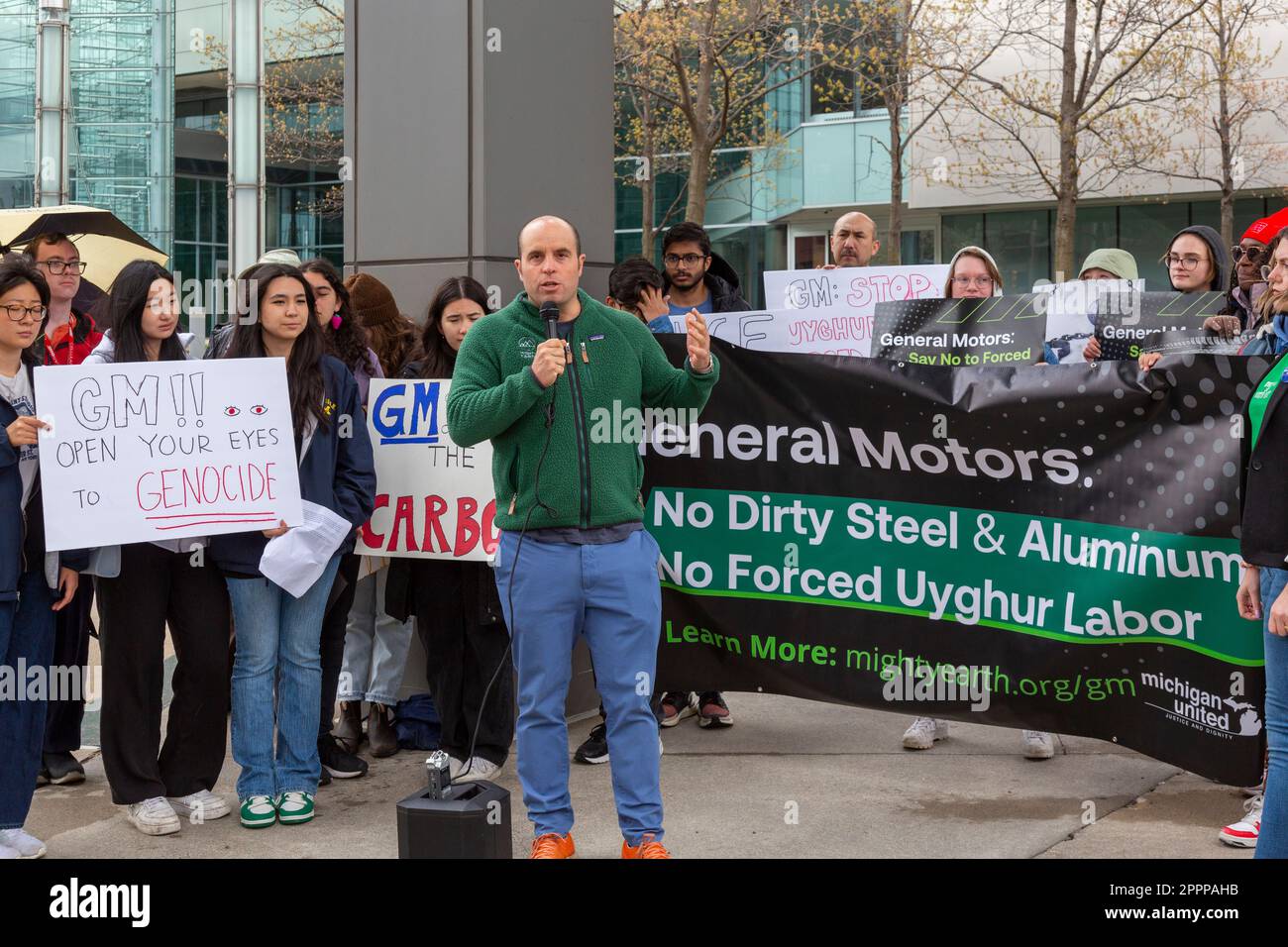 Detroit, Michigan – des gens se rassemblent à l'extérieur du siège social de General Motors pour protester contre l'utilisation de l'aluminium en provenance de Chine, dont une partie est fabriquée par Forced Uyg Banque D'Images