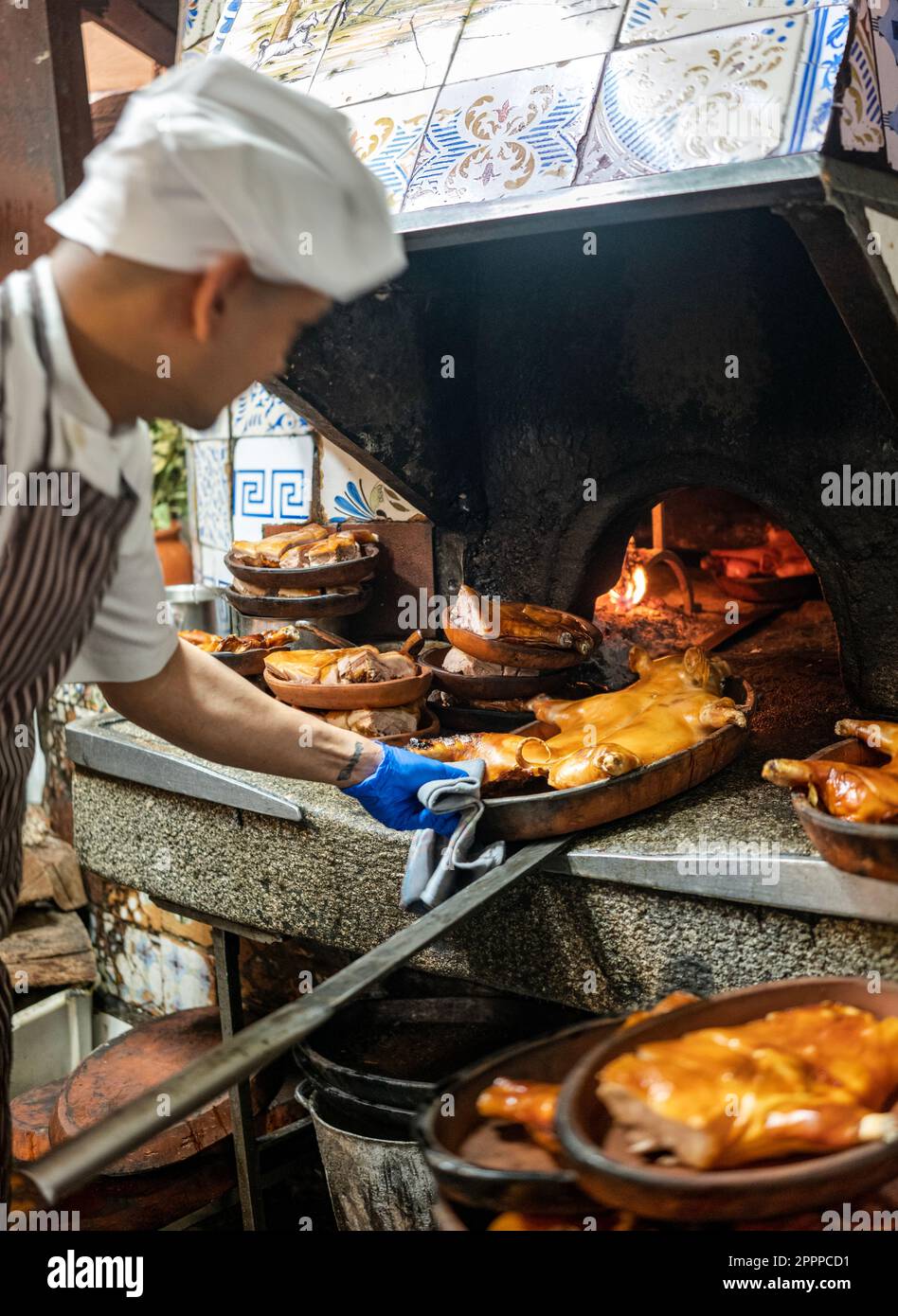 Cochinillo Astado, porc de lait rôti traditionnel, rôti dans un four traditionnel au feu de bois. Banque D'Images