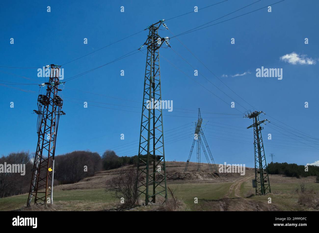 Forêt printanière avec glade, ligne de transmission électrique générale et antenne, montagne de Plana, Bulgarie Banque D'Images