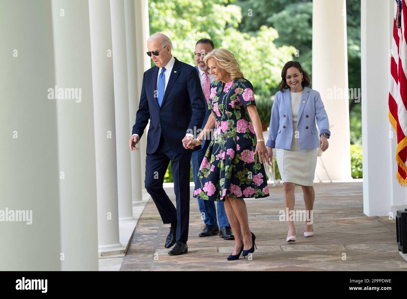 Le président des États-Unis Joe Biden, la première dame Dr. Jill Biden, le  secrétaire américain à l'éducation Miguel Cardona et 2023 enseignant de  l'année Rebecka Peterson marchent du Bureau ovale pour honorer