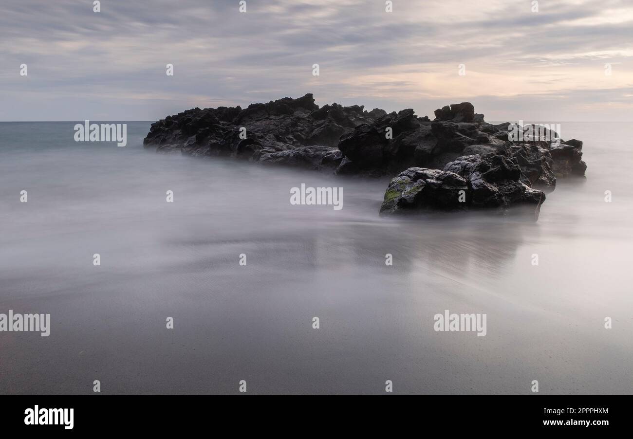 Pierres volcaniques sur la rive de sao miguel, açores portugal Banque D'Images