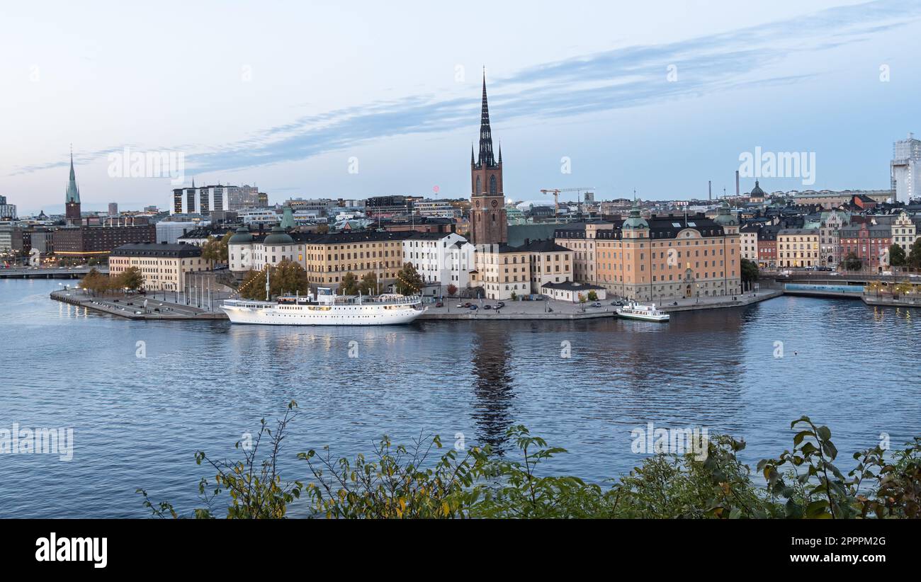 Stockholm, Suède - 4 octobre 2022 : un paysage urbain impressionnant d'architecture majestueuse s'étendant le long d'un lac, avec un ciel infini au-dessus. Un must Banque D'Images