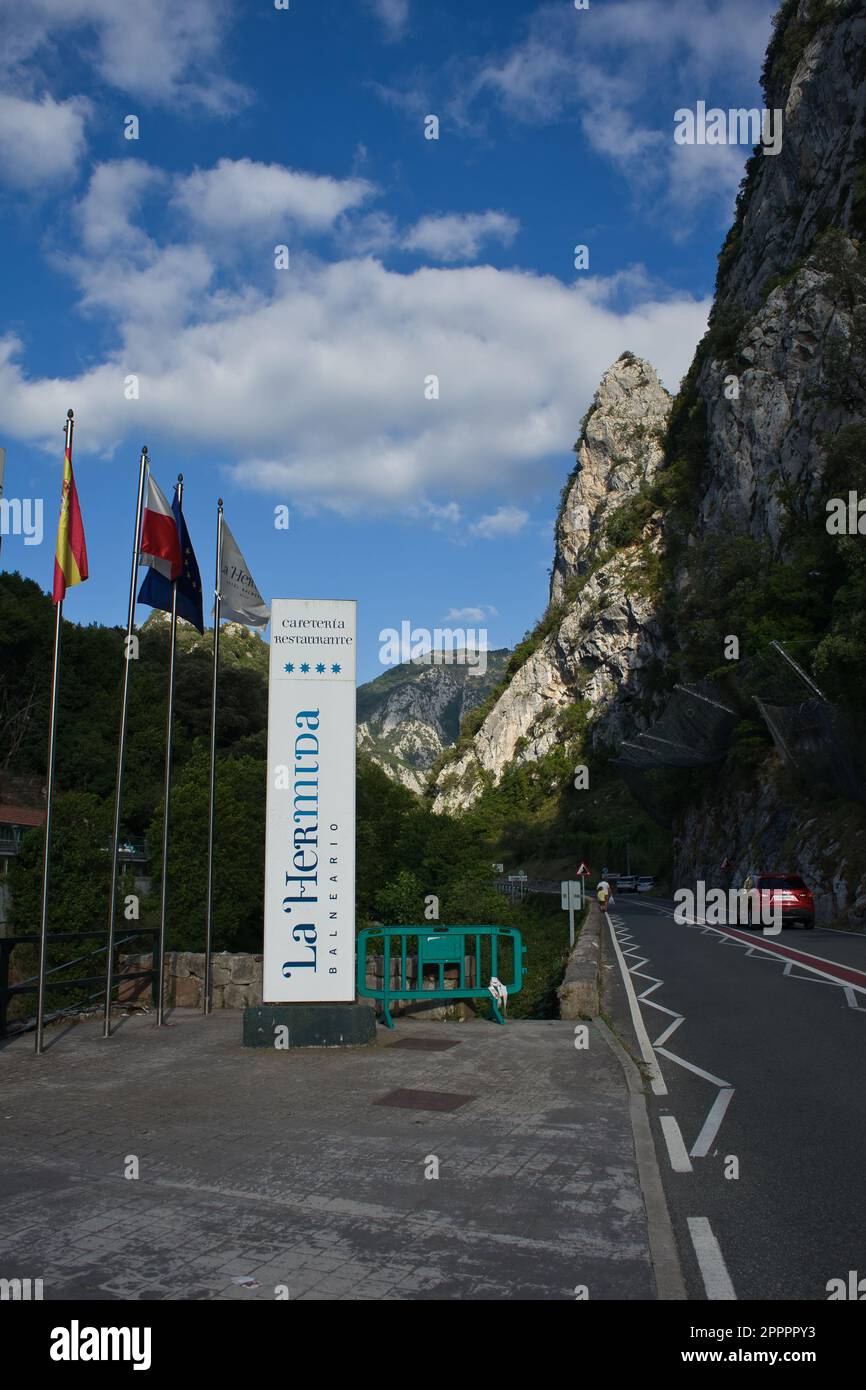 LA HERMIDA, CANTABRIA, ESPAGNE, 8 JUILLET 2022: Vues de l'entrée principale de la Balneario de la Hermida, célèbre pour ses eaux thermales et ses spectaculaires Banque D'Images