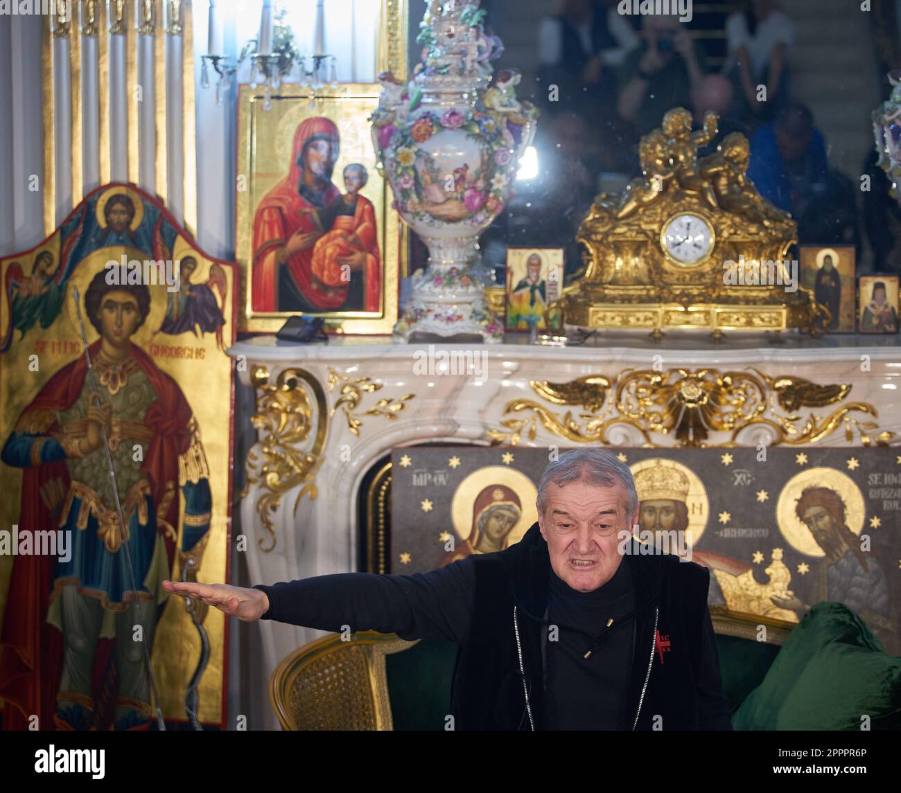 Bucarest, Roumanie. 24th avril 2023: George Becali, le propriétaire de l'équipe roumaine de football FCSB, annonce que c'est la dernière conférence de presse qu'il tiendra jamais, qu'il prend sa retraite du football et veut vendre l'équipe, Mécontent de la façon dont a été refait le dernier match de son équipe et de la façon dont la Fédération roumaine de football gère le football roumain, en disant: «Je ne peux pas combattre avec toute la tyrannie en Roumanie, je ne peux pas combattre, surtout parce qu'ils ont les pouvoirs de l'État, Qui sont, j'ai combattu, j'ai fait la prison, je donne gloire au Seigneur que j'ai fait seulement tellement que je ne me suis pas rendu compte de ce que je me suis fait int Banque D'Images