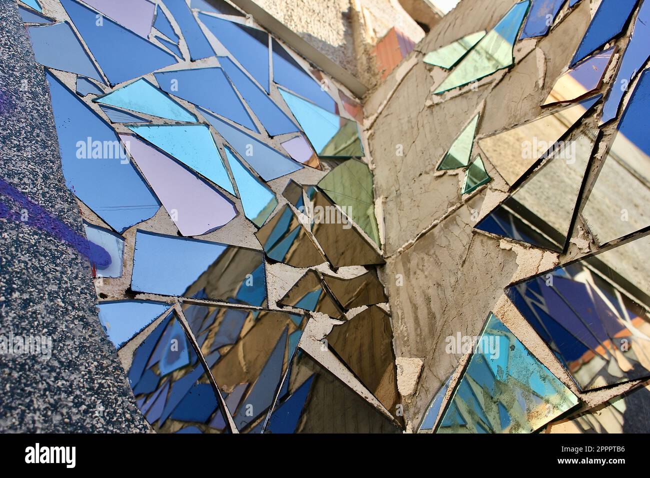 Décoration murale composée de miroirs bleus reflétant le ciel. Banque D'Images