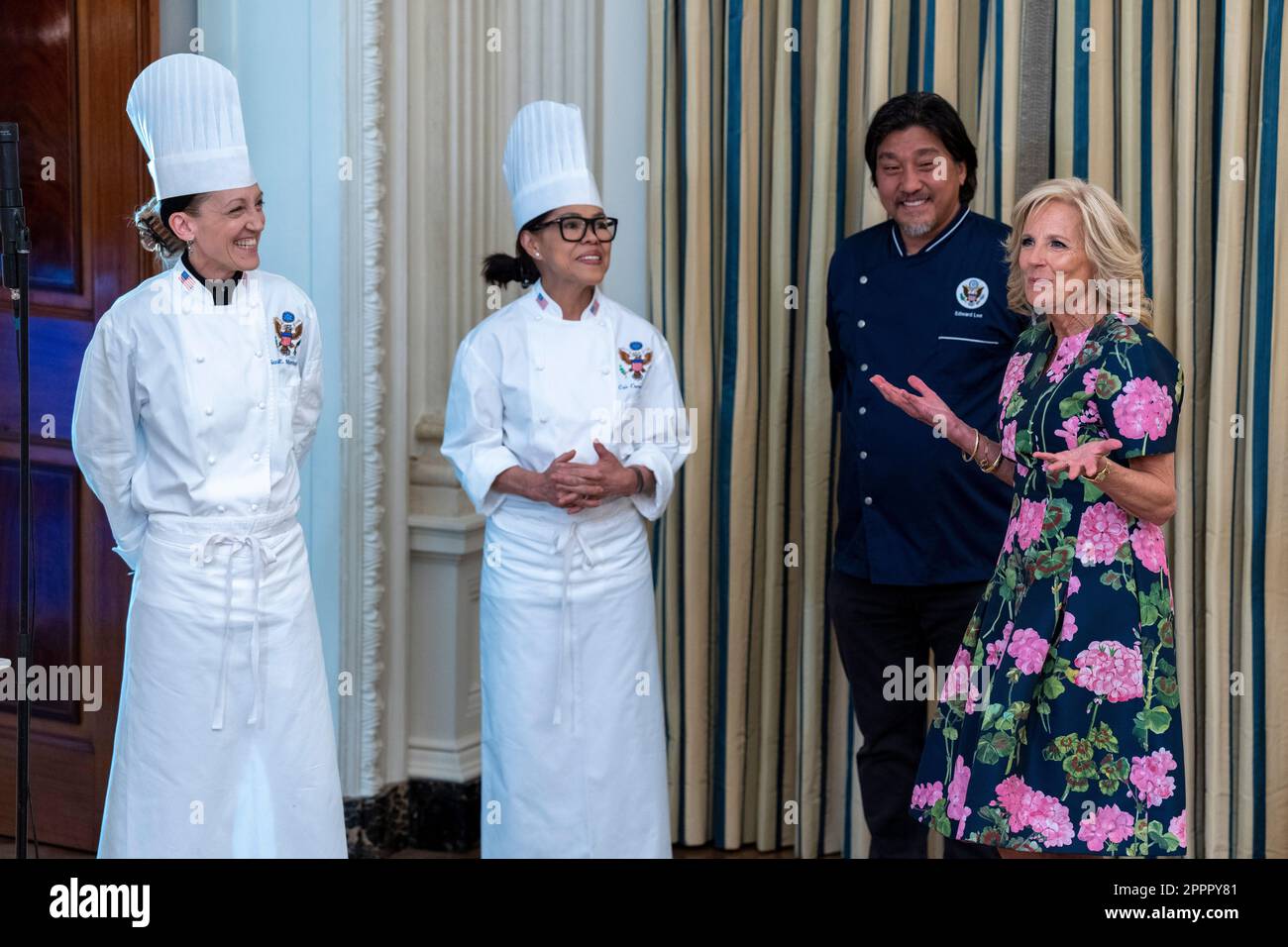 Washington, États-Unis. 24th avril 2023. La première dame Jill Biden parle dans la salle à manger de l'État en tant que chef Edward Lee, chef exécutif de la Maison Blanche, Cris Comerford, Et Susie Morrison, chef de pâtisserie de la Maison Blanche, est parti, tout en accueillant un avant-goût médiatique avant la visite officielle d'État de mercredi soir en République de Corée, dîner d'État au White House 24 avril 2023 à Washington DC. Photo par Ken Cedeno/Sipa USA crédit: SIPA USA/Alay Live News Banque D'Images