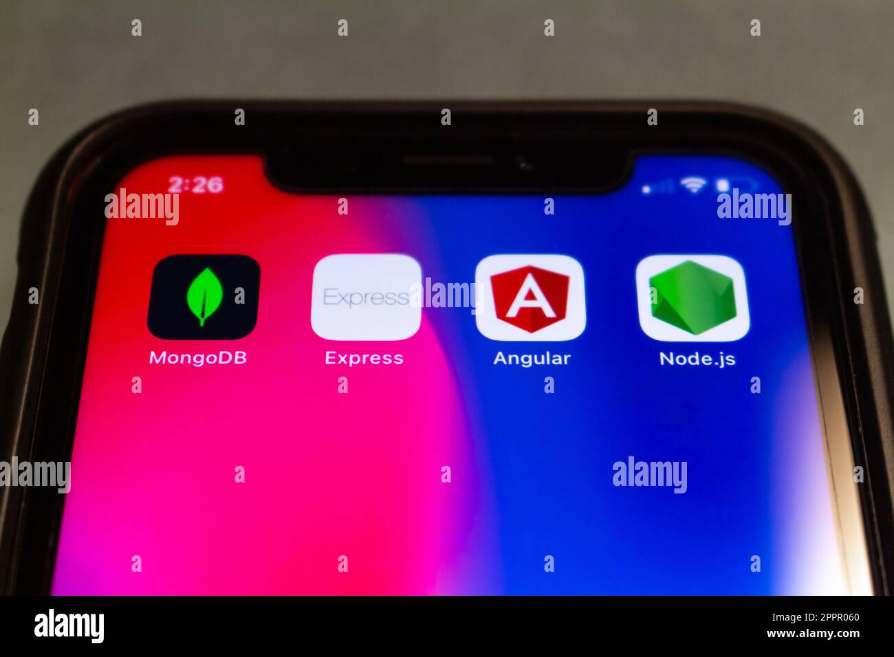 ICÔNES DE la pile MOYENNE (MongoDB, Express.js, Angular et Node.js) sur l'iPhone. MEAN correspond à la pile logicielle OSS JavaScript pour la création de sites Web et d'applications Web dynamiques Banque D'Images