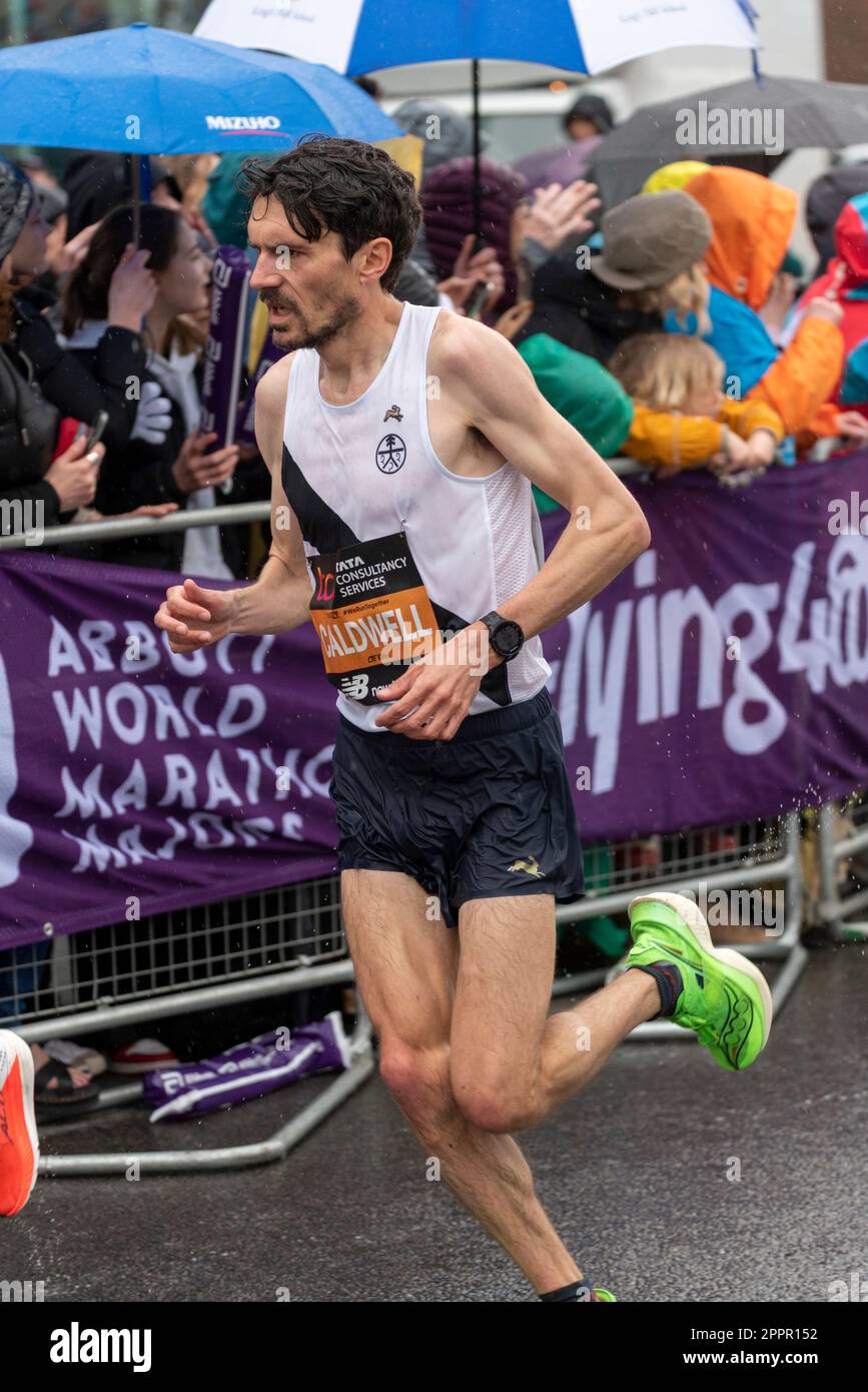 Luke Caldwell participe au TCS London Marathon 2023 en passant par Tower Hill, Londres, Royaume-Uni. Banque D'Images
