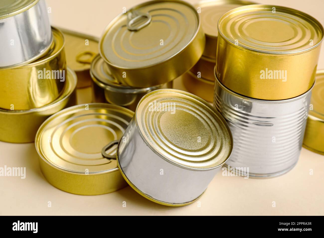 Boîtes de conserve différentes avec poisson sur fond beige, gros plan Photo  Stock - Alamy