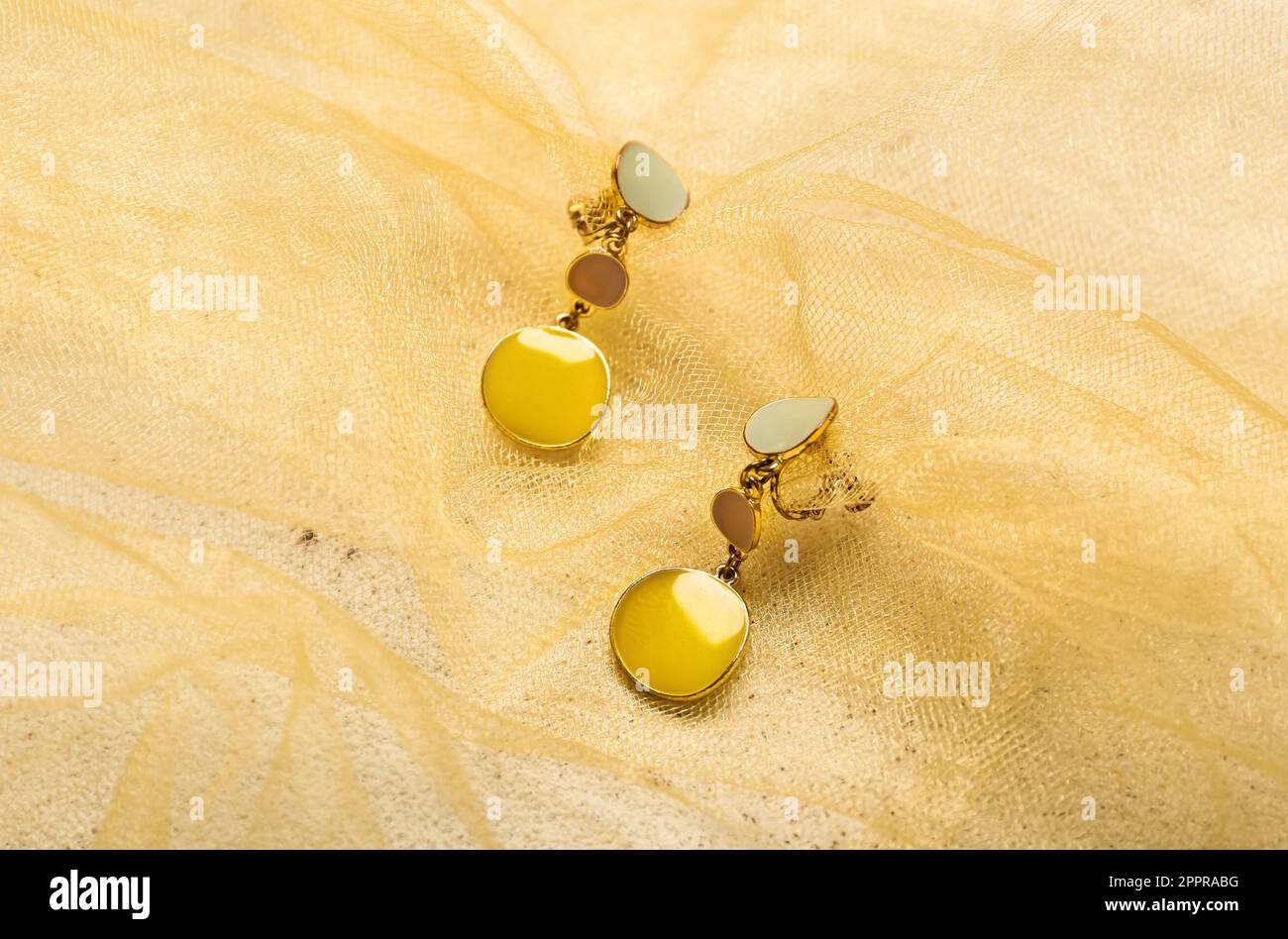Voile jaune avec boucles d'oreilles sur fond de grunge, gros plan Photo  Stock - Alamy