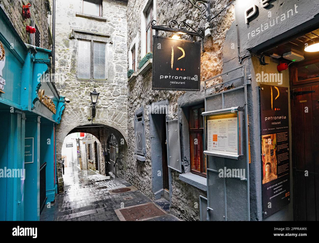 Passage médiéval appelé Butterslip Lane à Kilkenny, avec un restaurant nommé d'après une femme exécutée pour la sorcellerie Banque D'Images