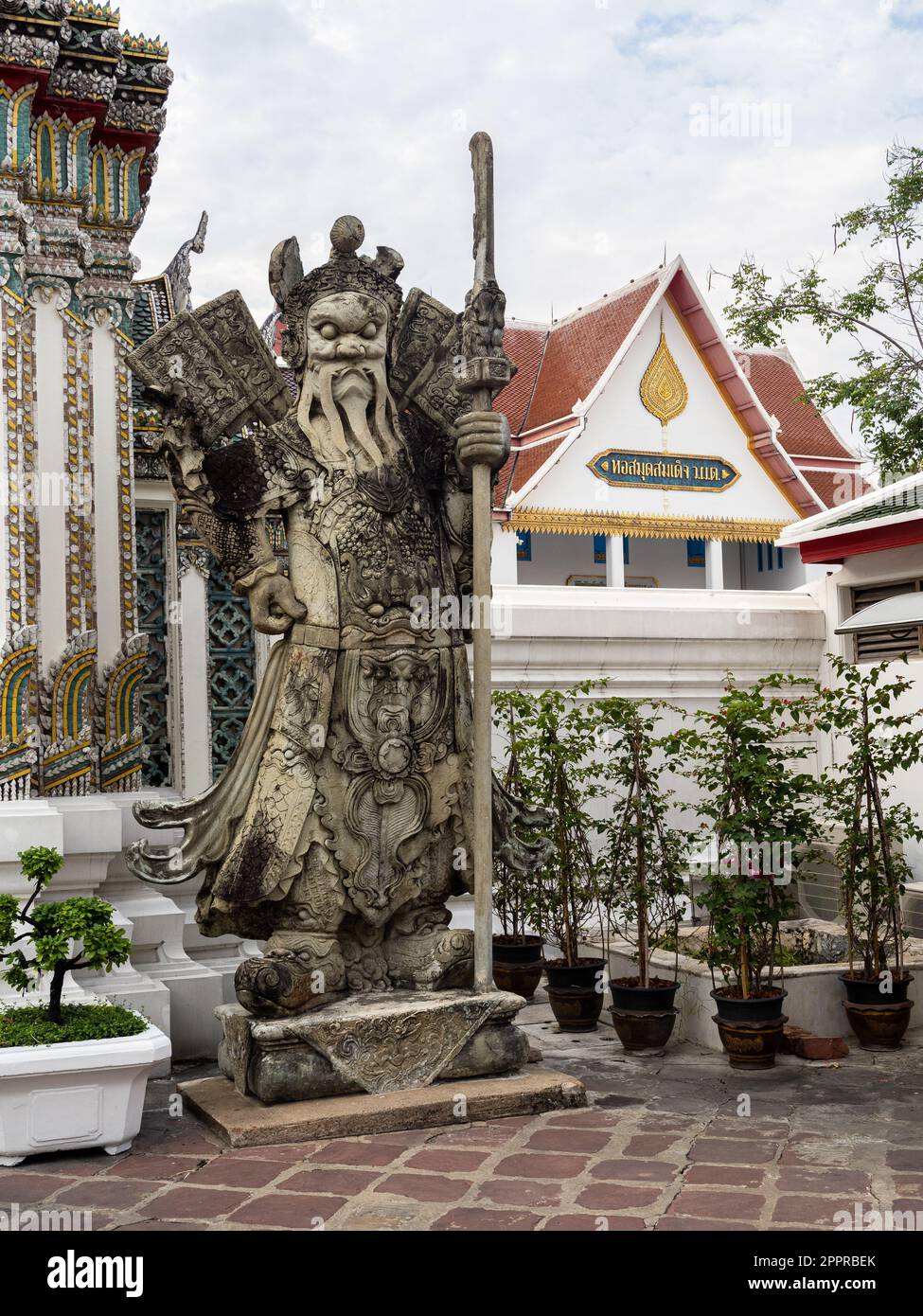 Une statue de guerrier chinois historique en pierre, située dans le paisible temple bouddhiste Wat Pho, dans l'animation de Bangkok, en Thaïlande. L'ancien artisan Banque D'Images