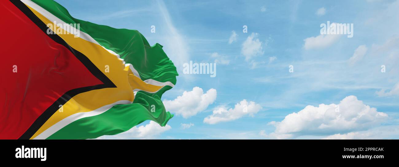 Drapeau des peuples créoles anglais peuple guyanais sur fond ciel nuageux, vue panoramique. drapeau représentant un pays, un groupe ethnique ou une culture éteint, réf Banque D'Images