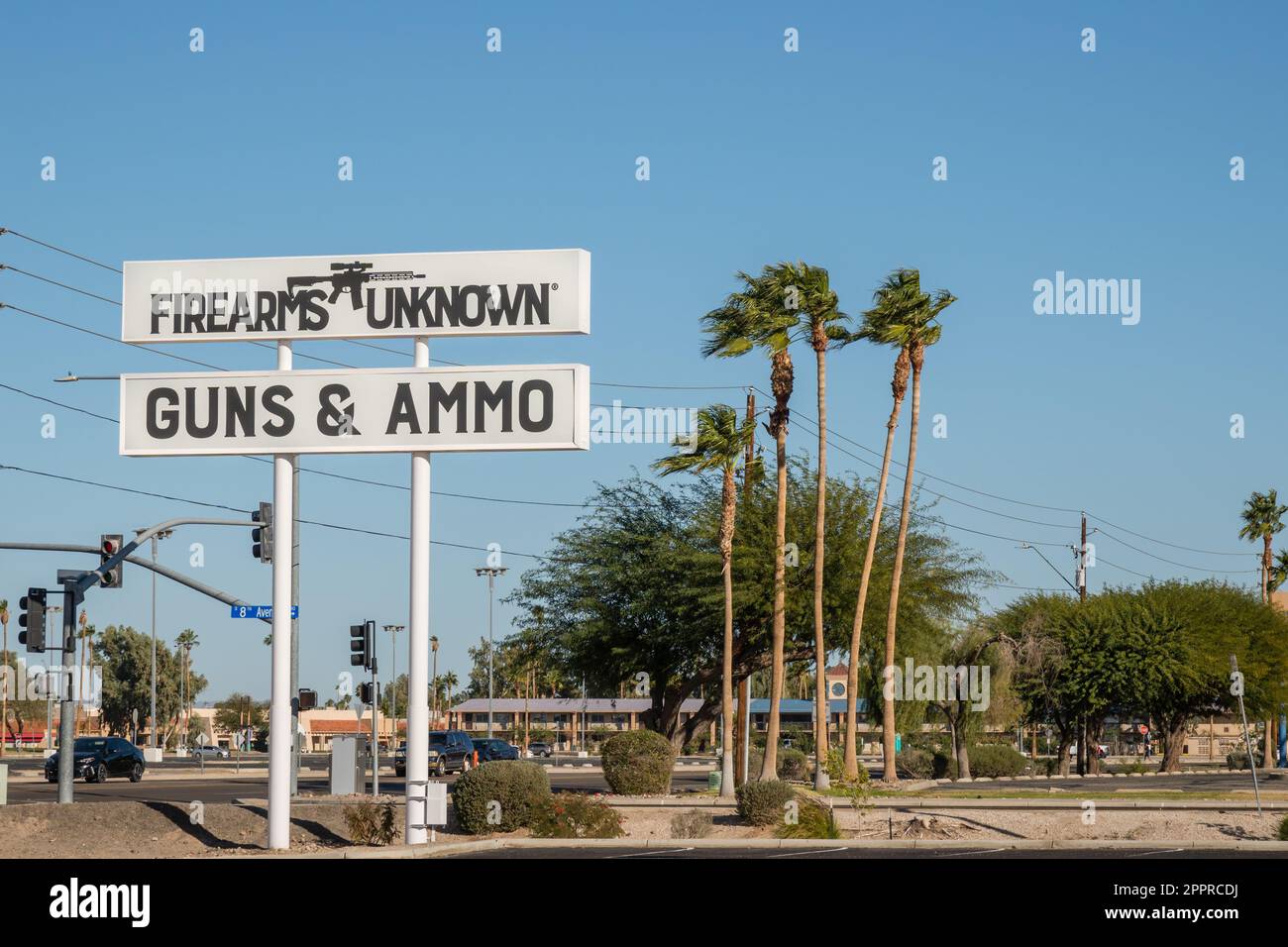 Yuma, AZ, US-22 décembre 2022: Magasin d'armes à feu vendant des armes d'assaut avec le nom armes à feu inconnues. Banque D'Images