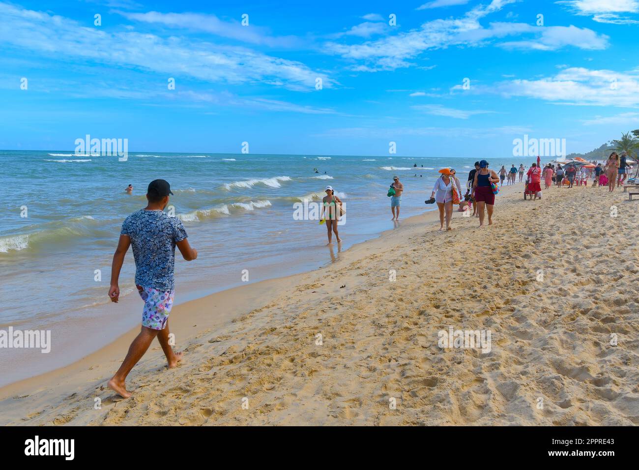 Arraial d'Ajuda, Porto Seguro, BA, Brésil - 04 janvier 2023: Vue de Praia do Mucuge, une plage touristique dans le nord-est du Brésil. Banque D'Images