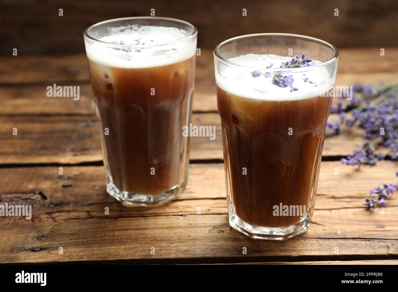 Délicieux café avec lavande sur une table en bois Banque D'Images