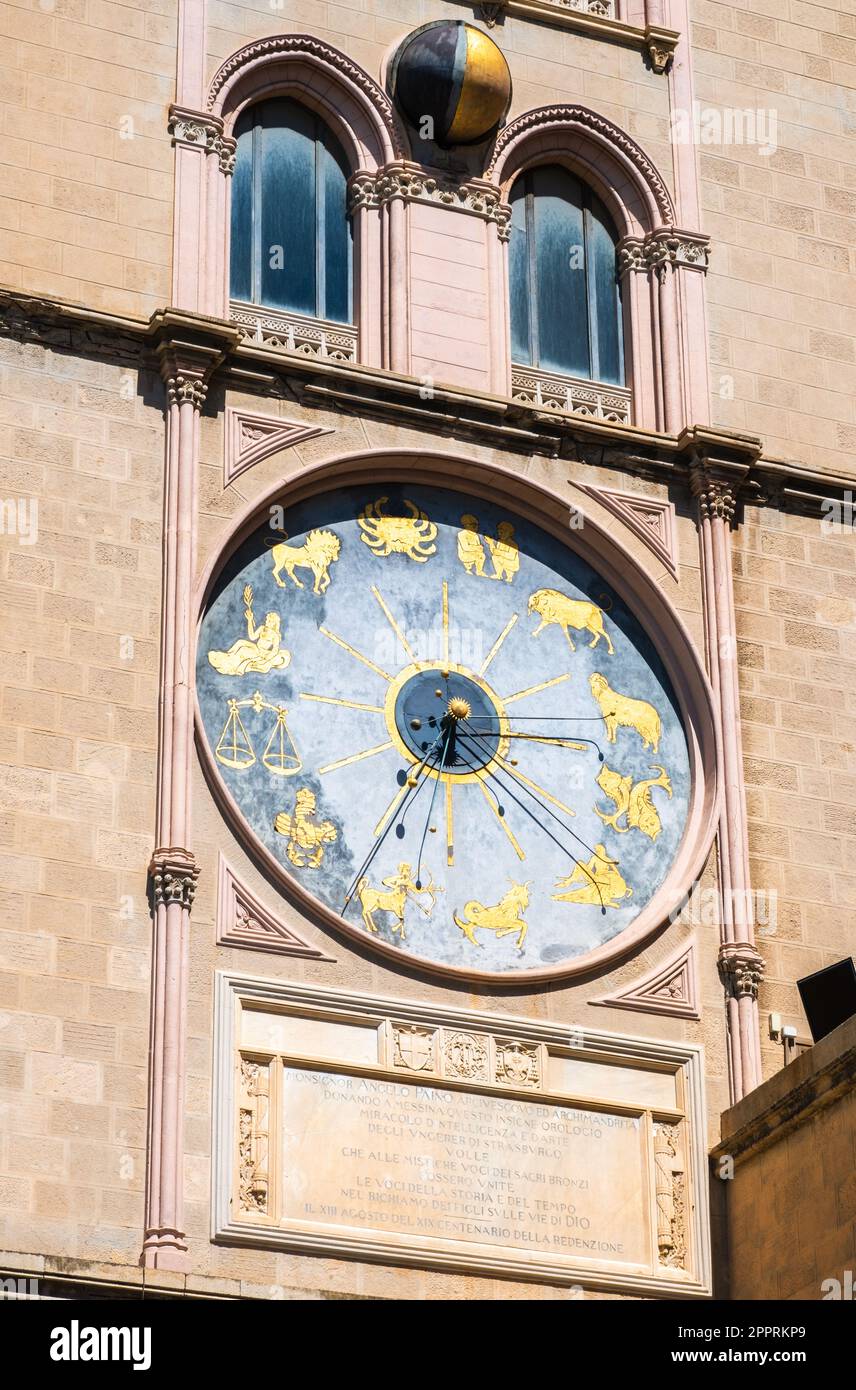 Planétarium d'horloge astrologique sur le clocher de la cathédrale de Messine ou Duomo di Messina. Calendrier et horloge éternels anciens à Messine, Sicile Banque D'Images