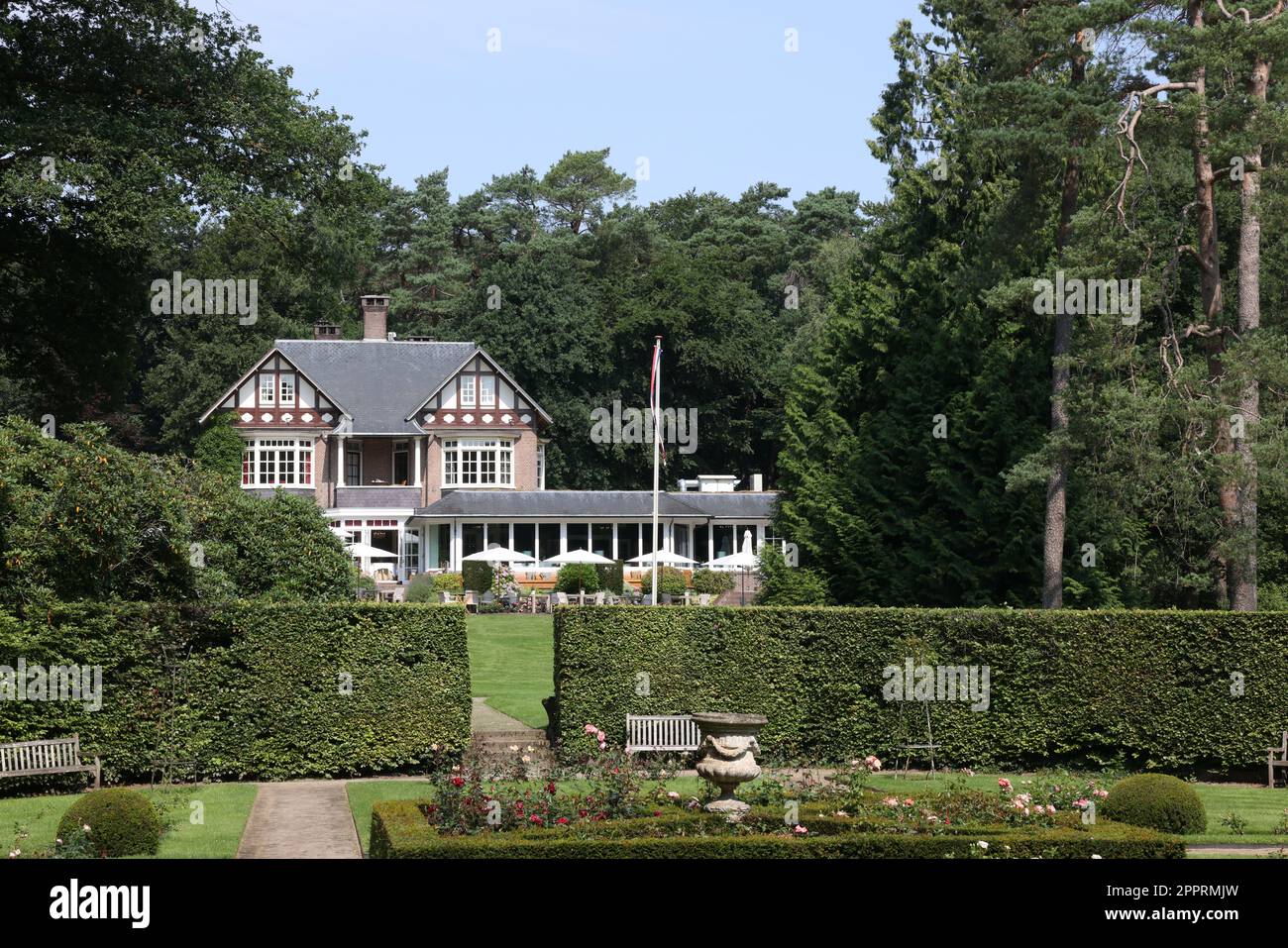 Ermelo, pays-Bas - 20 juillet 2022: Hôtel de luxe Het Roode Koper et belles plantes Banque D'Images