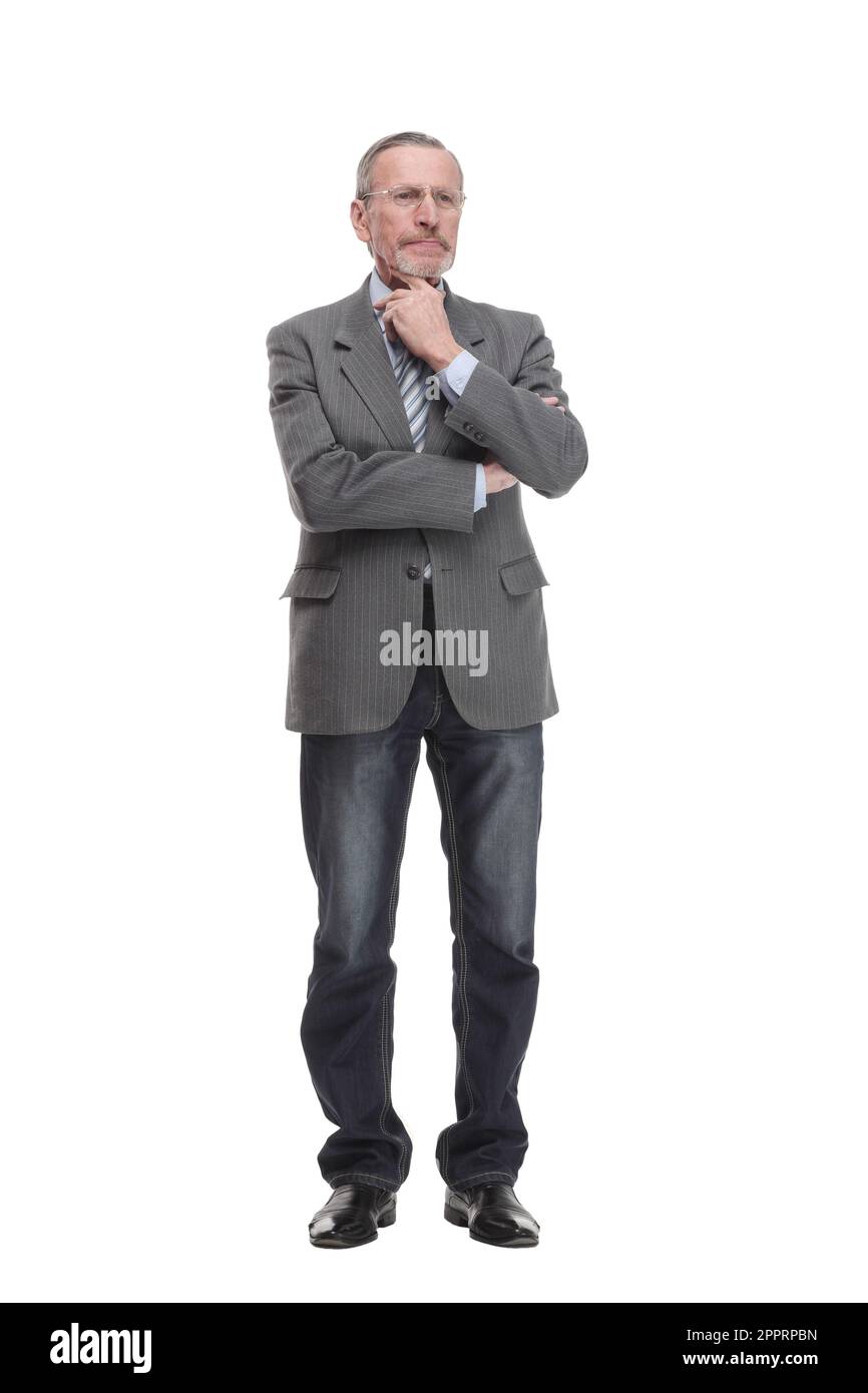 Homme âgé se tient, bras croisés, avec une main sur le menton en posture pleine longueur réfléchie Banque D'Images