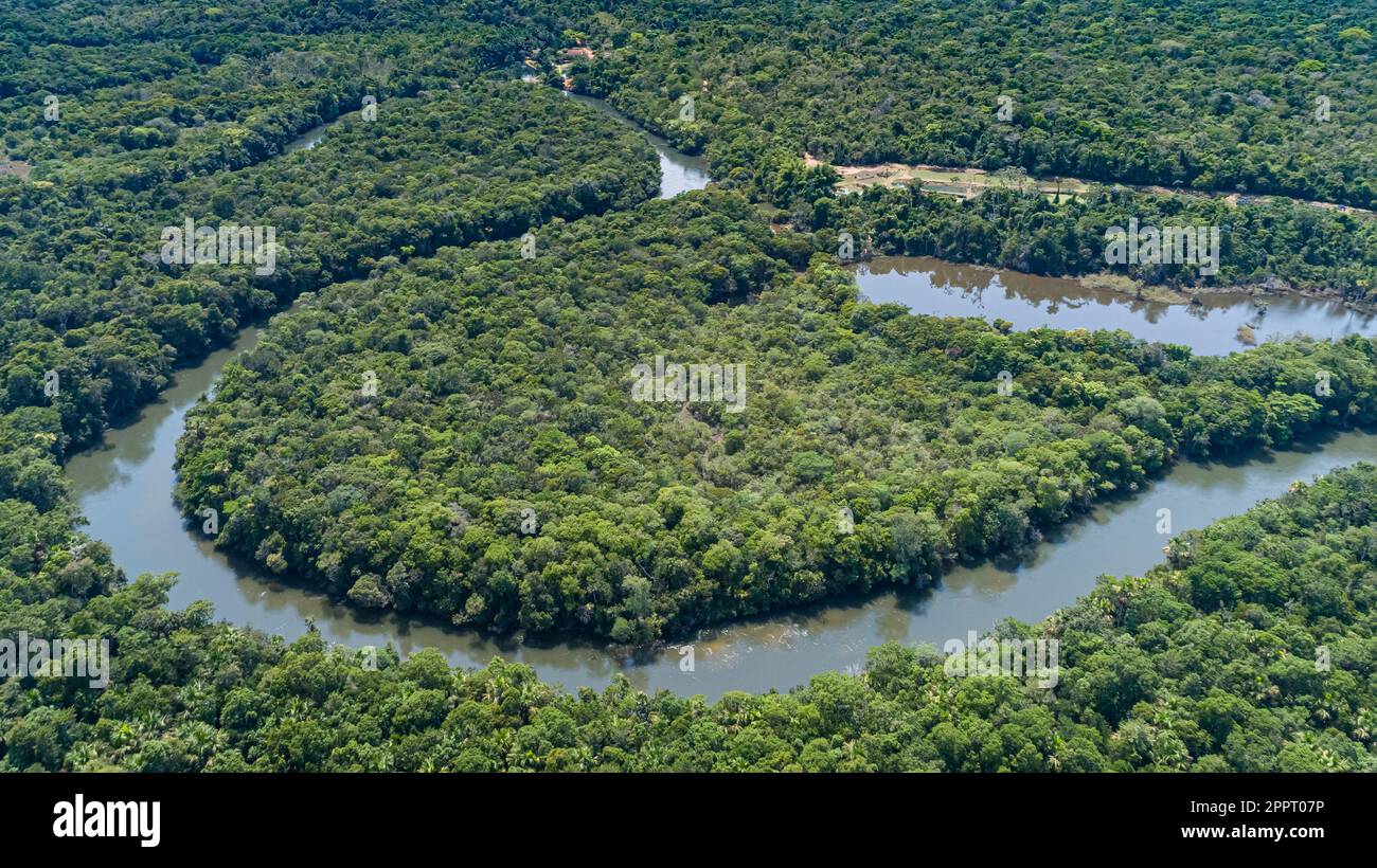 Vue aérienne d'une rivière affluente amazonienne, forêt tropicale amazonienne, San Jose do Rio Claro, Mato Grosso Banque D'Images
