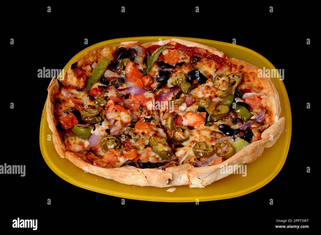 Pizza mexicaine avec des piments sur fond noir Banque D'Images