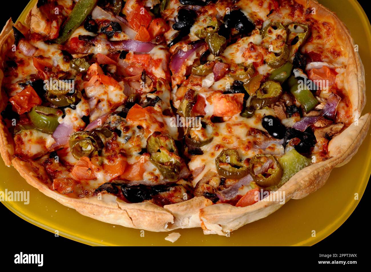 Pizza mexicaine avec des piments sur fond noir Banque D'Images