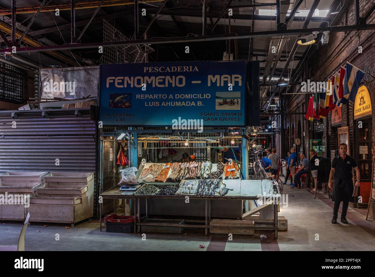 Vendeurs de poisson au marché central de Santiago, Chili Banque D'Images