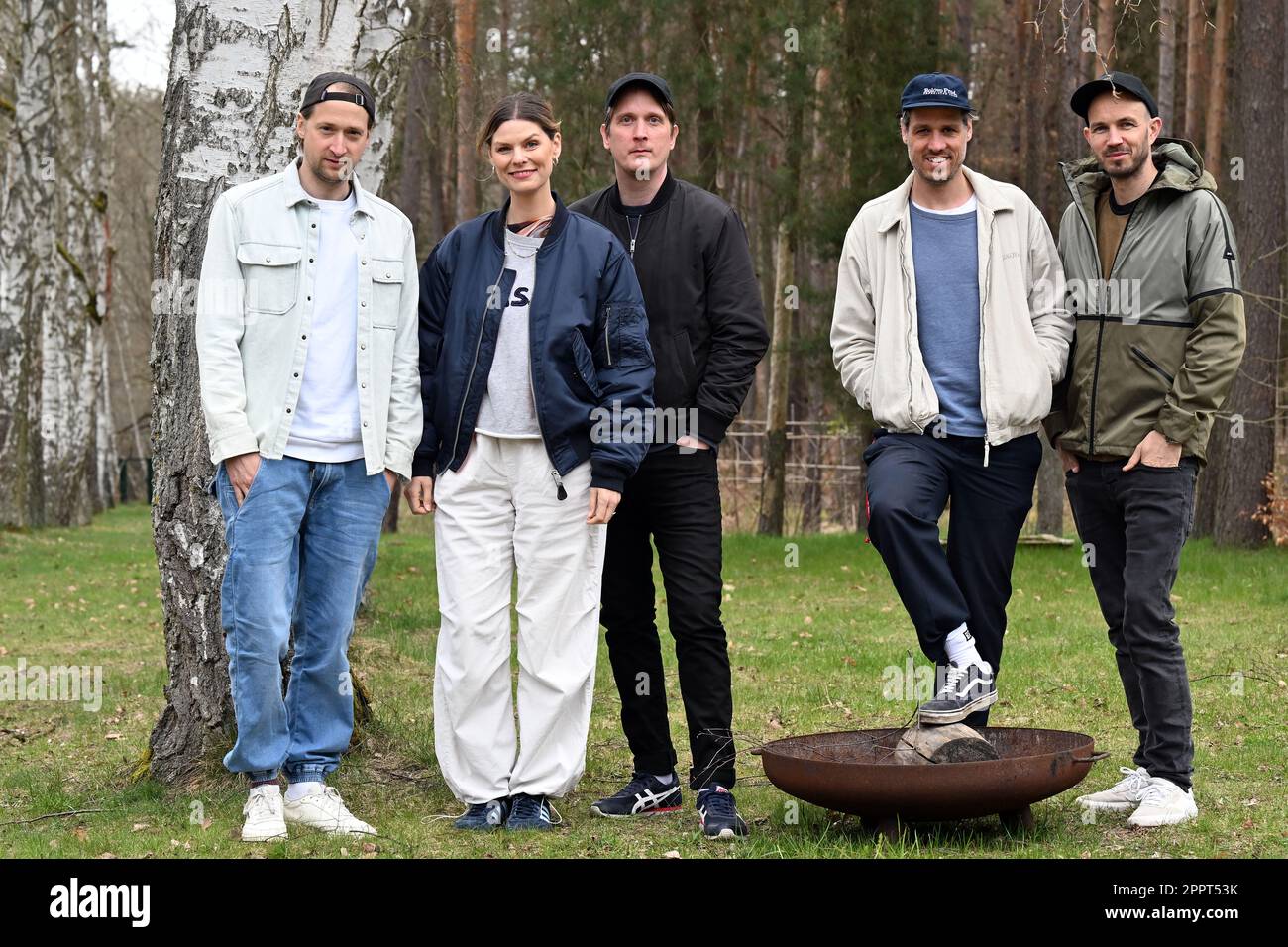 Rheinsberg, Allemagne. 19th avril 2023. Le groupe pop-rock allemand Juli - guitariste Simon Triebel (l-r), la chanteuse Eva Briegel, le guitariste Frank Schwichtenberg, le bassiste Andreas dedi' Herde et le batteur Marcel Römer - sont photographiés lors d'une séance de photos au Landhaus Siebenwasser. Le nouvel album du groupe Juli, intitulé "l'été est terminé", sera publié sur 28.04.2023. (À dpa 'avec le nouvel album Juli s'annonce de nouveau dans le monde de la musique') Credit: Michael Bahlo/dpa/Alay Live News Banque D'Images