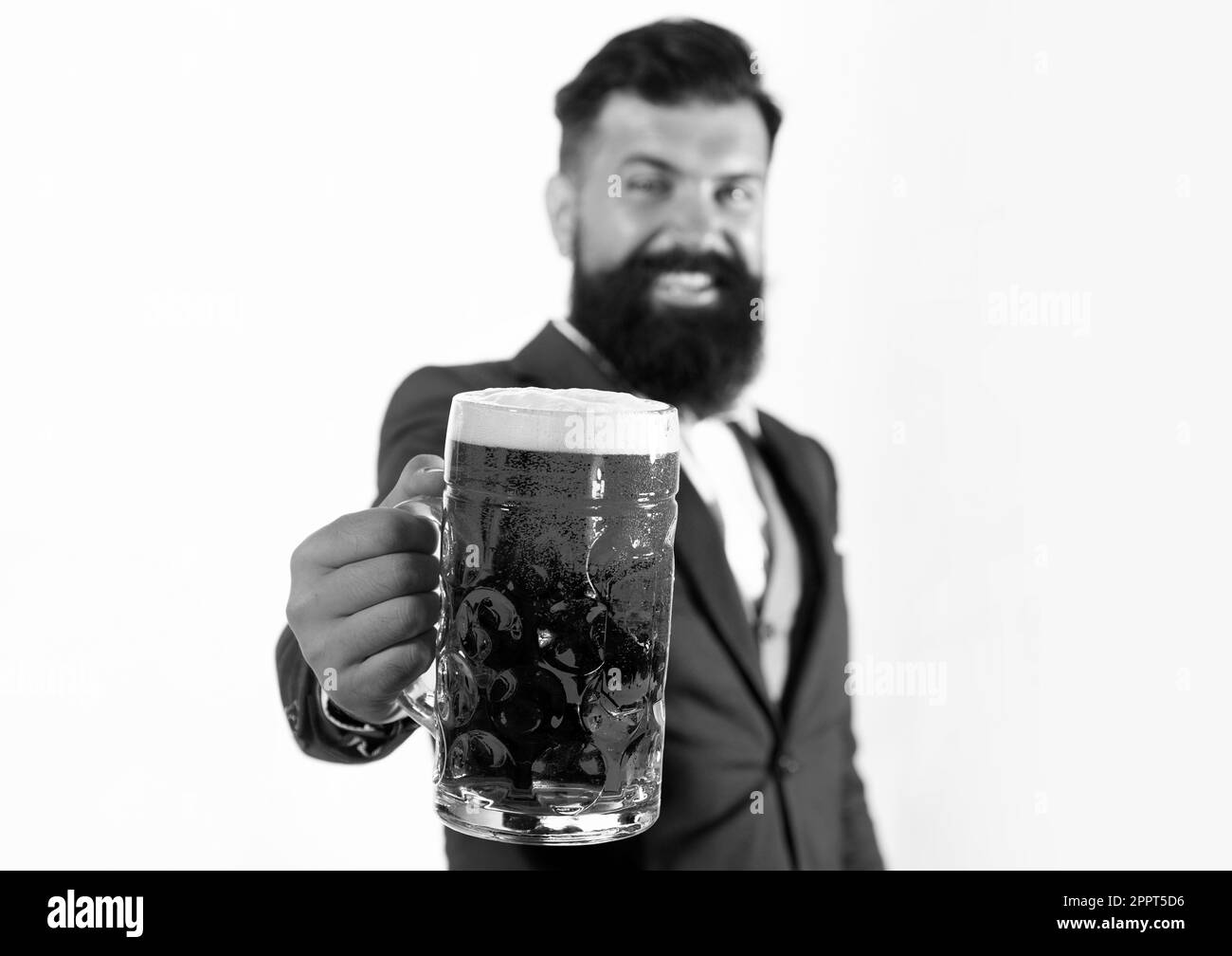 Homme main tenir un verre de bière, foyer sélectif. Le concept du festival de la fête de la bière. Concept de bière. Homme barbu bière. Banque D'Images
