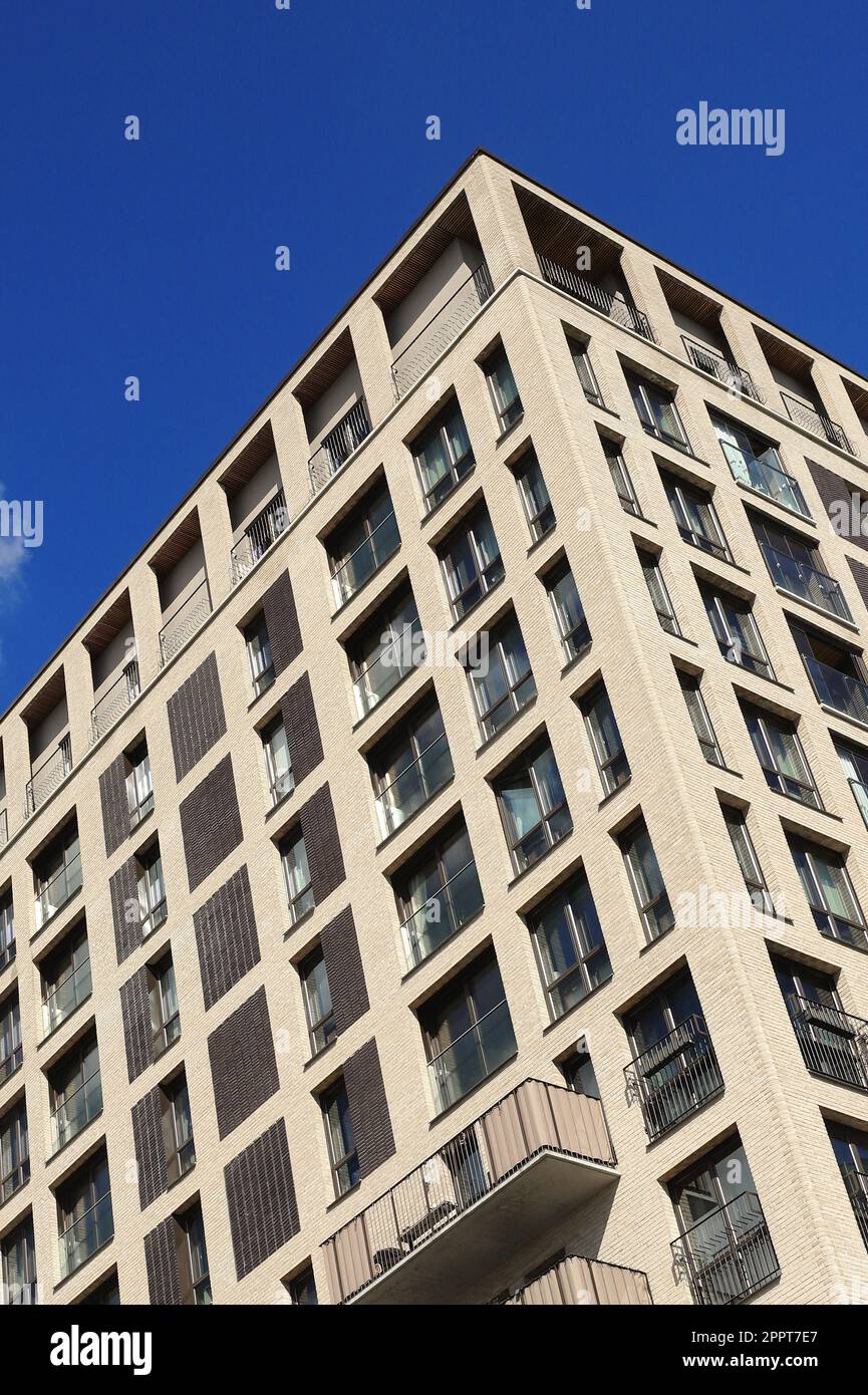 Vue à angle bas sur un bâtiment moderne de plusieurs étages avec appartements. Banque D'Images