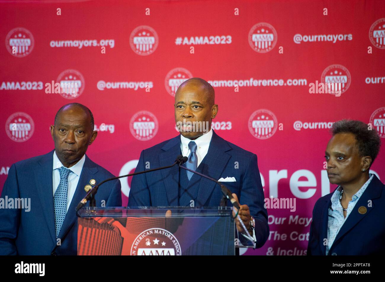 Le maire Eric Adams (démocrate de New York, New York), au centre, le maire Sylvester Turner (démocrate de Houston, Texas), à gauche, Et le maire Lori Lightfoot (démocrate de Chicago, Illinois), à droite, tient une conférence de presse lors de la neuvième Conférence annuelle de l'Association des maires afro-américains (AAMA) à l'hôtel Omni Shoreham à Washington, DC vendredi, 21 avril 2023. Credit: Rod Lamkey/CNP (RESTRICTION: PAS de journaux ou journaux New York ou New Jersey dans un rayon de 75 miles de New York City) Banque D'Images