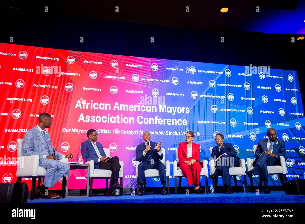 Le maire Eric Adams (démocrate de New York, New York), centre, participe à un «Big 4 Fireside Chat» lors de la neuvième conférence annuelle de l'Association des maires afro-américains (AAMA) à l'hôtel Omni Shoreham à Washington, DC vendredi, 21 avril 2023. Photo de gauche à droite : le maire Jaylen Smith (démocrate d'Earle, Arkansas), le maire Justin Bibb (démocrate de Cleveland, Ohio), le maire Adams, la mairesse Karen Bass (démocrate de Los Angeles, Californie), le maire Lori Lightfoot (démocrate de Chicago, Illinois) et le maire Sylvester Turner (démocrate de Houston, Texas) crédit : Rod Lamkey/CNP (RESTRICTION Banque D'Images
