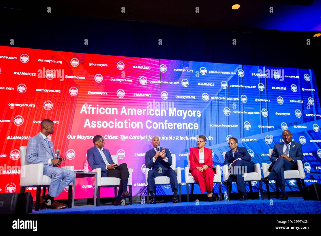 Le maire Eric Adams (démocrate de New York, New York), centre, participe à un «Big 4 Fireside Chat» lors de la neuvième conférence annuelle de l'Association des maires afro-américains (AAMA) à l'hôtel Omni Shoreham à Washington, DC vendredi, 21 avril 2023. Photo de gauche à droite : le maire Jaylen Smith (démocrate d'Earle, Arkansas), le maire Justin Bibb (démocrate de Cleveland, Ohio), le maire Adams, la mairesse Karen Bass (démocrate de Los Angeles, Californie), le maire Lori Lightfoot (démocrate de Chicago, Illinois) et le maire Sylvester Turner (démocrate de Houston, Texas) crédit : Rod Lamkey/CNP (RESTRICTION Banque D'Images