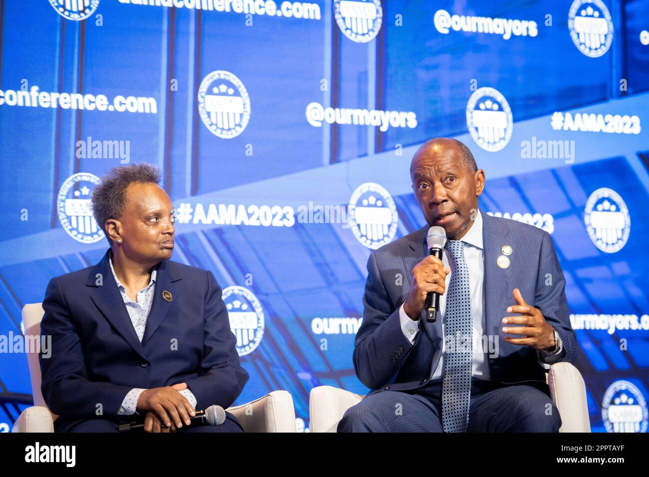 Le maire Lori Lightfoot (démocrate de Chicago, Illinois), à gauche, et le maire Sylvester Turner (démocrate de Houston, Texas), à droite, participent à un âBig 4 Fireside Chatâ lors de la neuvième Conférence annuelle de l'Association des maires afro-américains (AAMA) à l'hôtel Omni Shoreham à Washington, DC vendredi, 21 avril 2023. Credit: Rod Lamkey/CNP (RESTRICTION: PAS de journaux ou journaux New York ou New Jersey dans un rayon de 75 miles de New York City) Banque D'Images