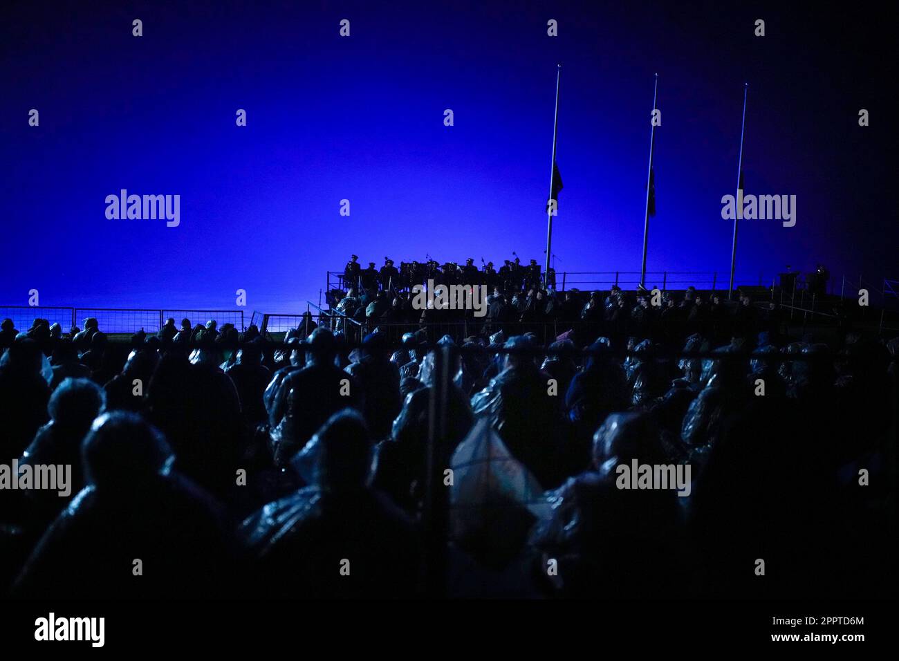 Australian and New Zealand soldiers along with people attend the Dawn Service ceremony at the Anzac Cove beach, the site of the April 25, 1915, World War I landing of the ANZACs (Australian and New Zealand Army Corps) on the Gallipoli peninsula, Turkey, early Tuesday, April 25, 2023. During the 108th Anniversary of Anzac Day, people from Australia and New Zealand joined Turkish and other nations' dignitaries at the former World War I battlefields for a dawn service Tuesday to remember troops that fought during the Gallipoli campaign between British-led forces against the Ottoman Empire army. ( Banque D'Images