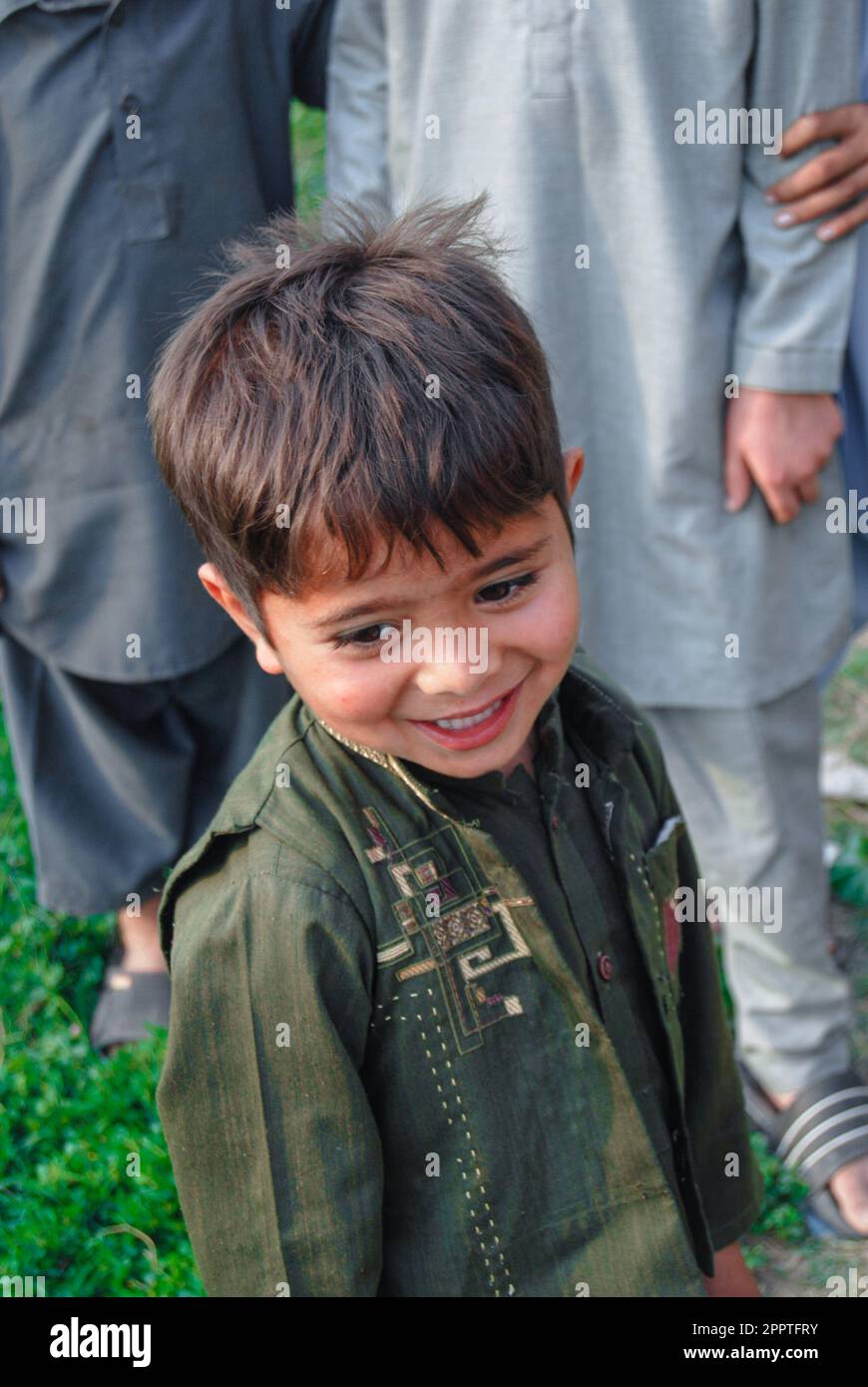 Portrait d'Un petit garçon sourire avec le visage de côté regardant si beau Banque D'Images