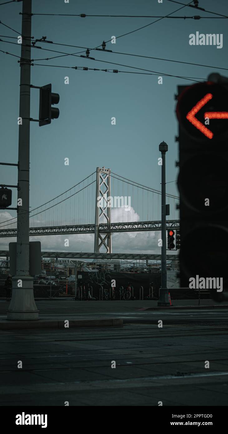 Un signal de circulation situé sur fond de pont Banque D'Images