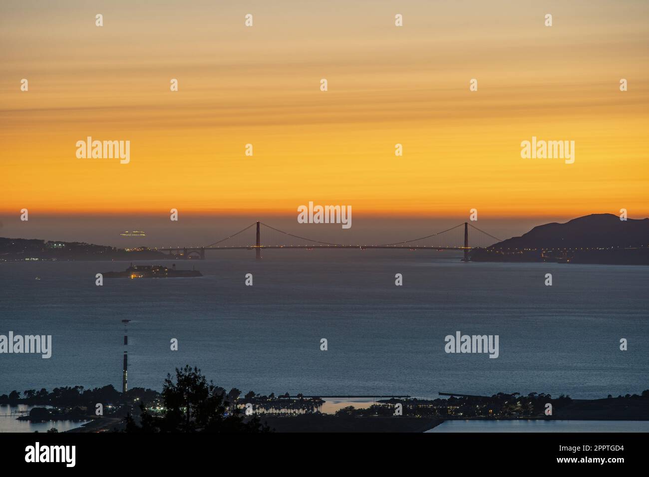 L'emblématique Golden Gate Bridge illuminé par le soleil couchant à San Francisco Banque D'Images