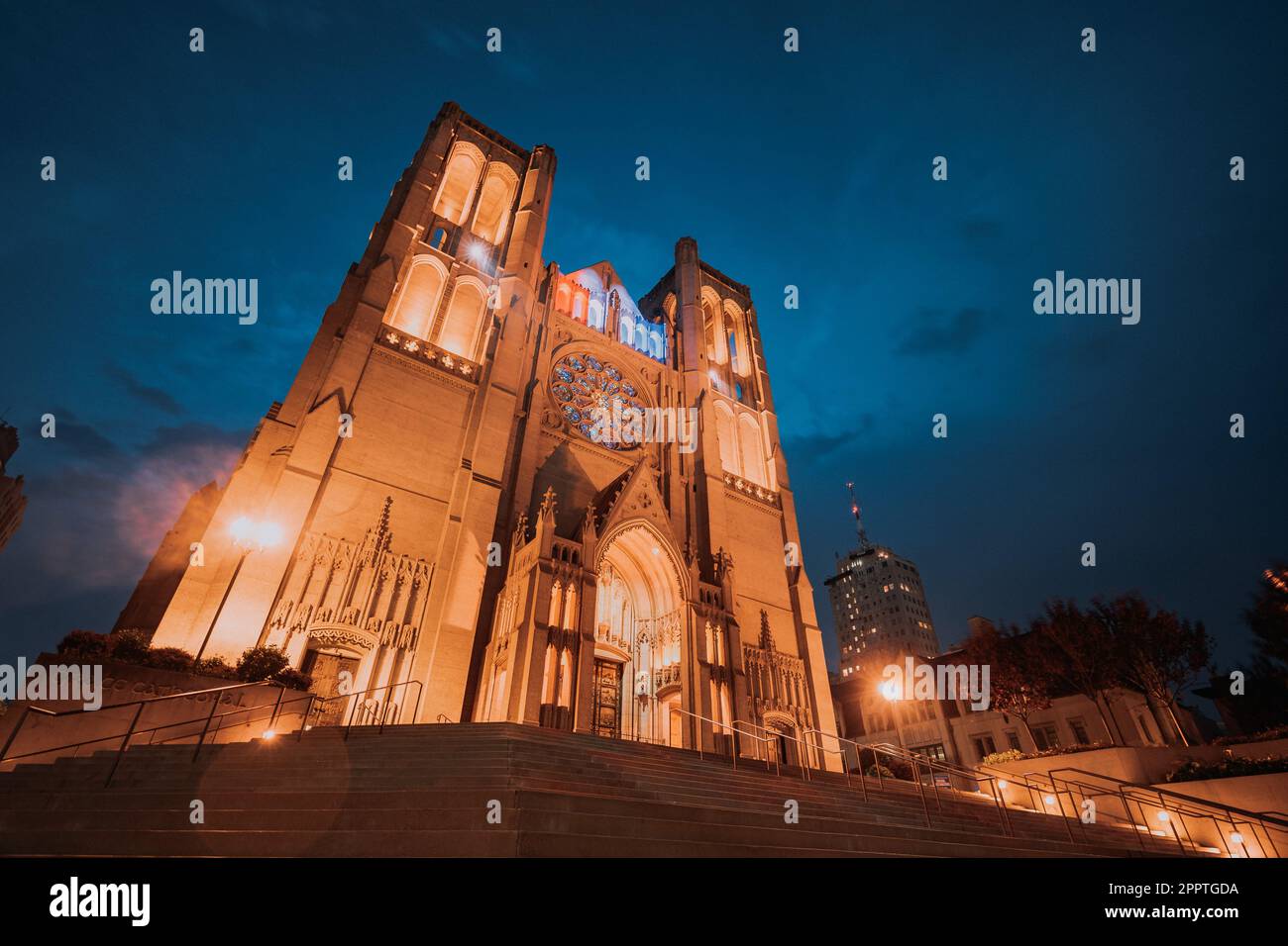 Une vue majestueuse de l'emblématique cathédrale Grace de San Francisco, illuminée la nuit Banque D'Images