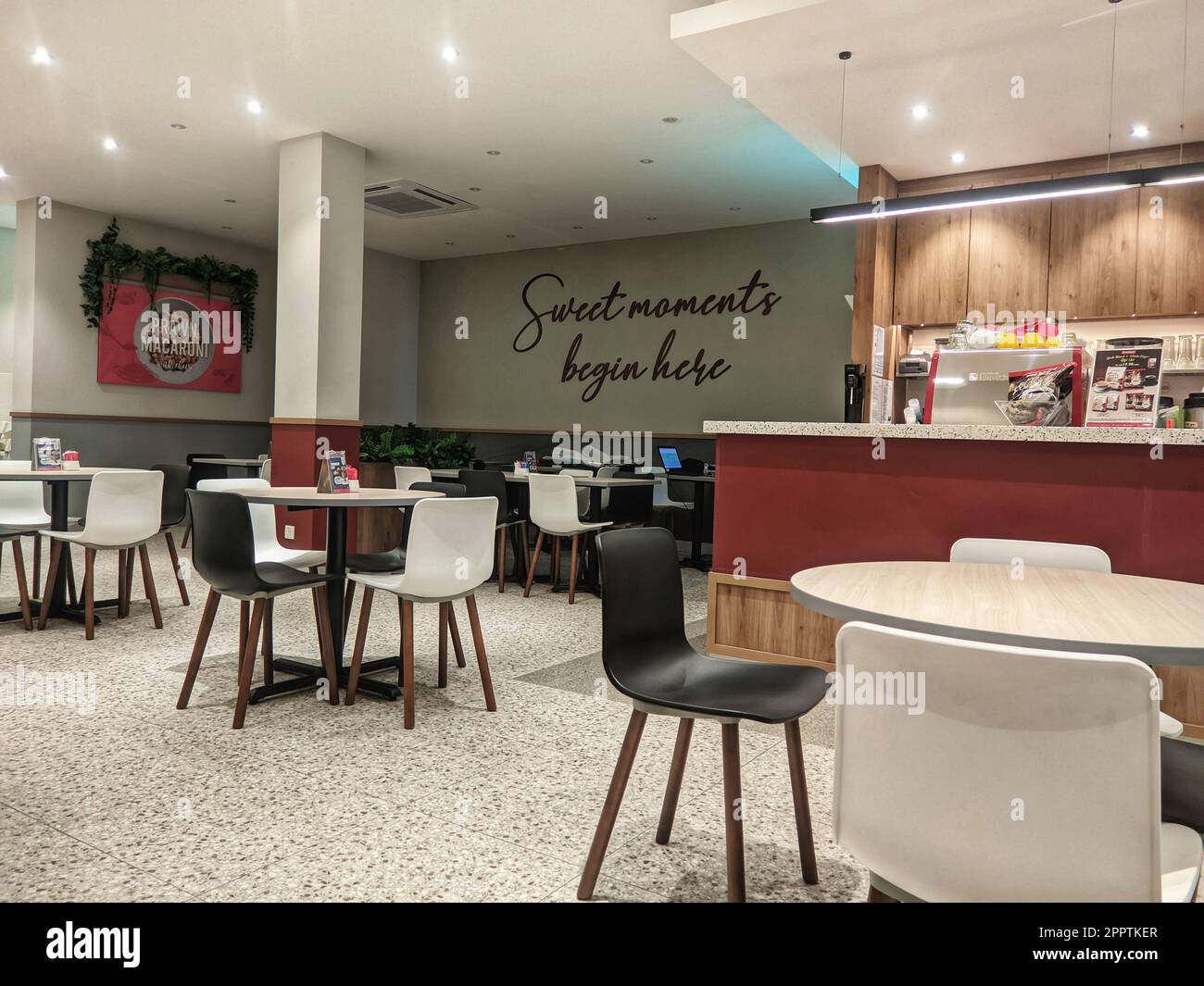 Malaisie, 25 mai 2022 : espace intérieur et dîner au Secret Recipe Cafe. Banque D'Images