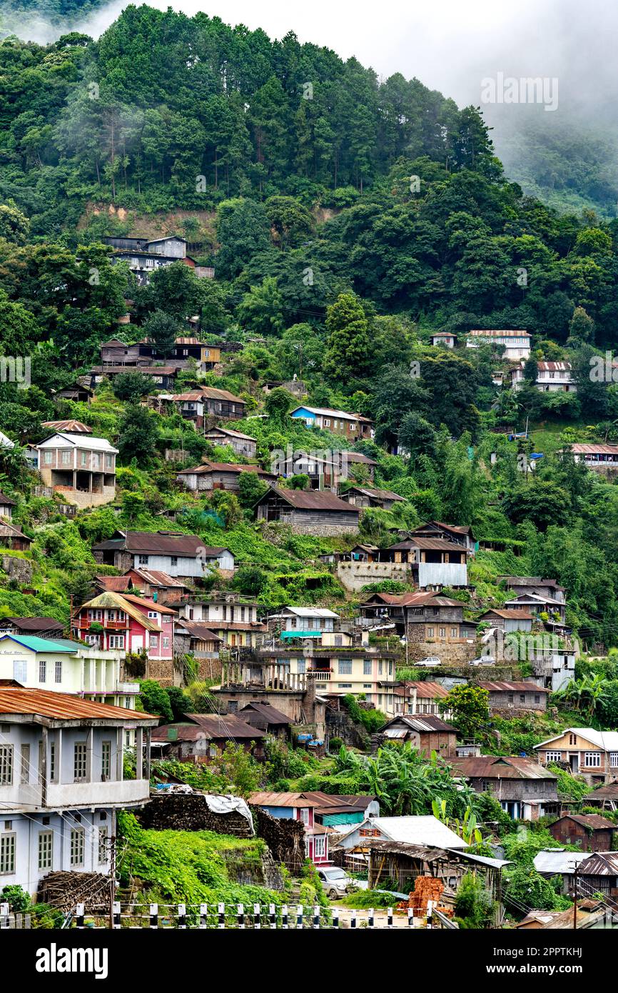 Khonoma, le premier village vert d’Asie, est surtout connu pour son écotourisme et ses batailles historiques avec les Britanniques par le passé. Banque D'Images